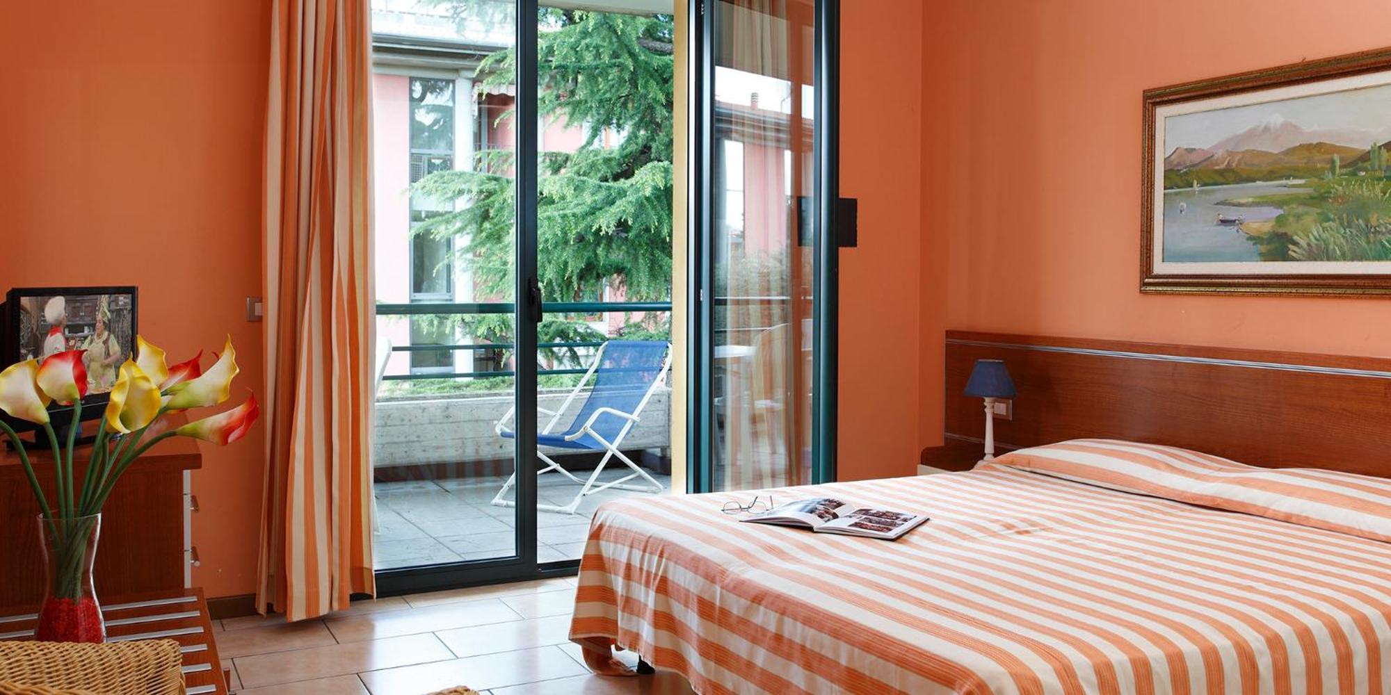 Residence Spiaggia D'Oro เดเซนซาโนเดลการ์ดา ภายนอก รูปภาพ