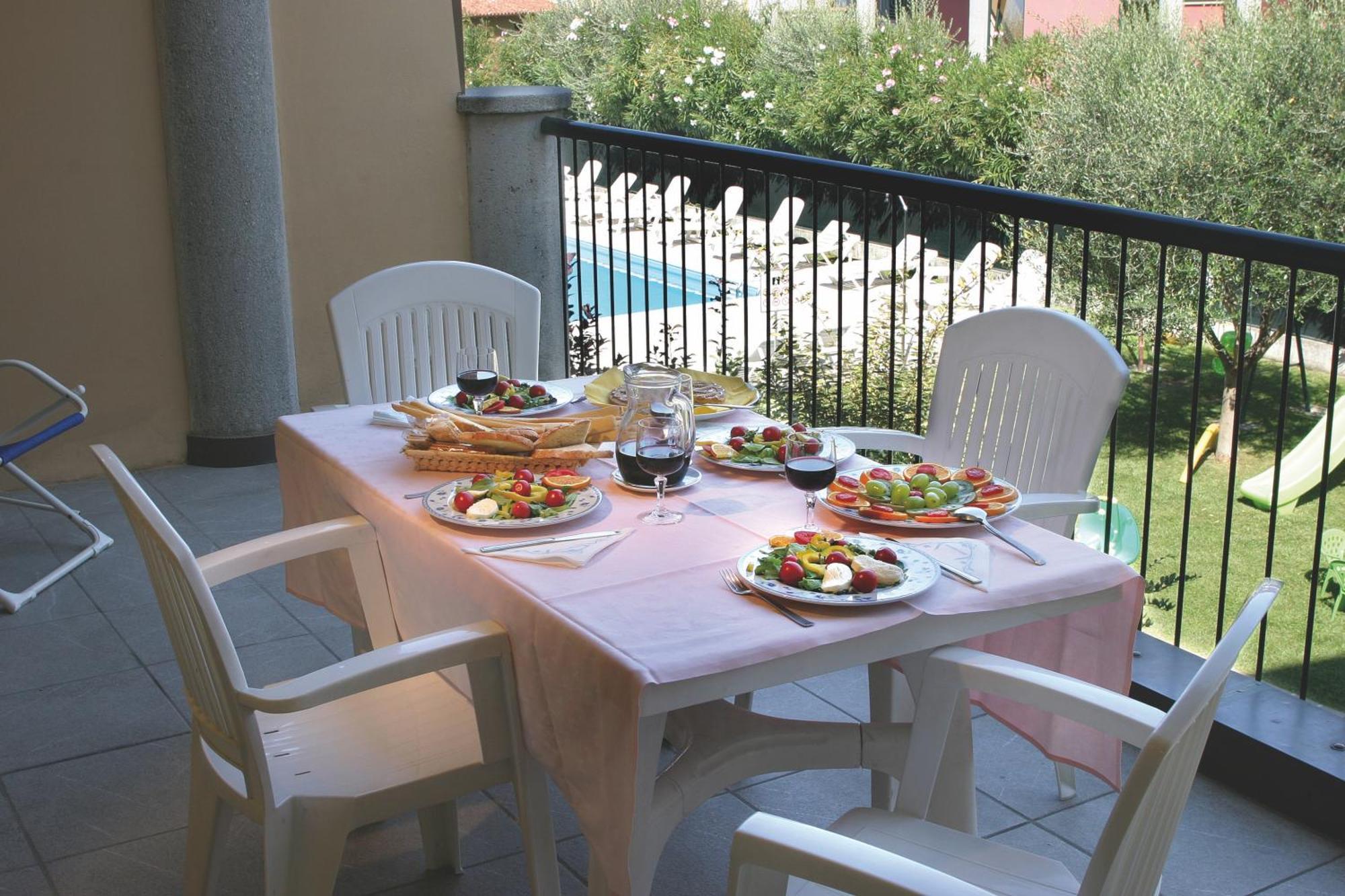 Residence Spiaggia D'Oro เดเซนซาโนเดลการ์ดา ภายนอก รูปภาพ