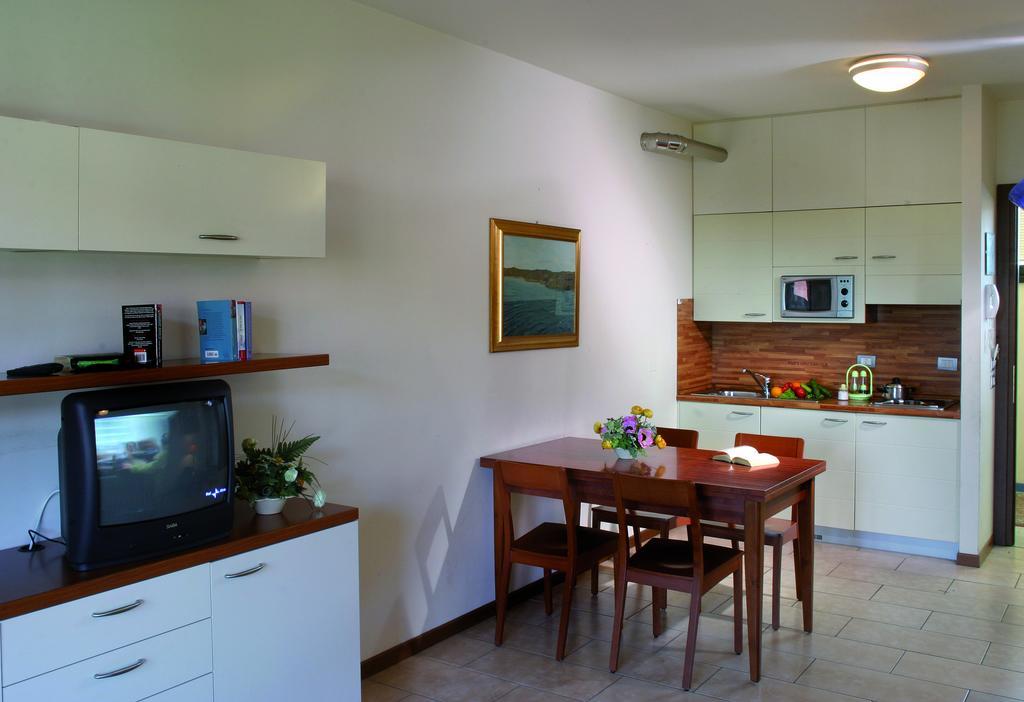 Residence Spiaggia D'Oro เดเซนซาโนเดลการ์ดา ภายนอก รูปภาพ