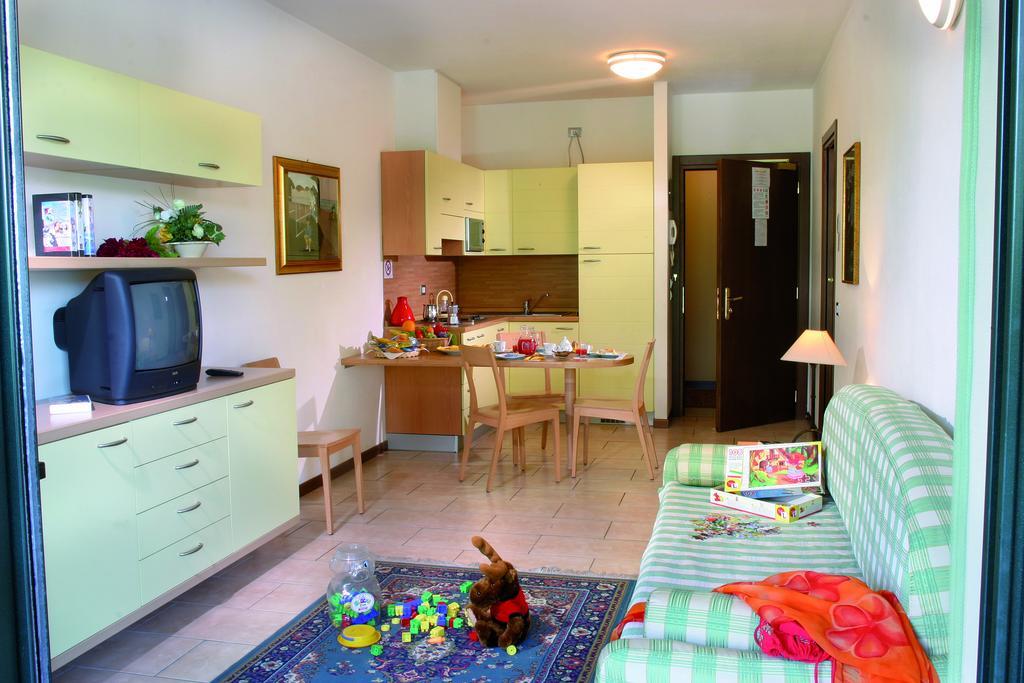 Residence Spiaggia D'Oro เดเซนซาโนเดลการ์ดา ภายนอก รูปภาพ