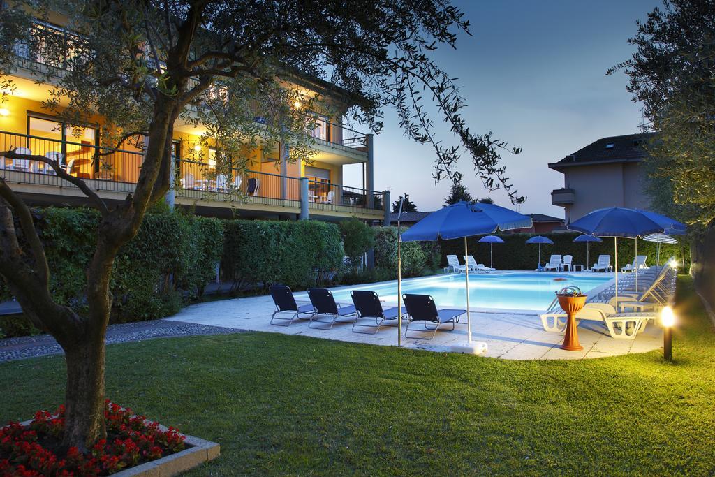 Residence Spiaggia D'Oro เดเซนซาโนเดลการ์ดา ภายนอก รูปภาพ