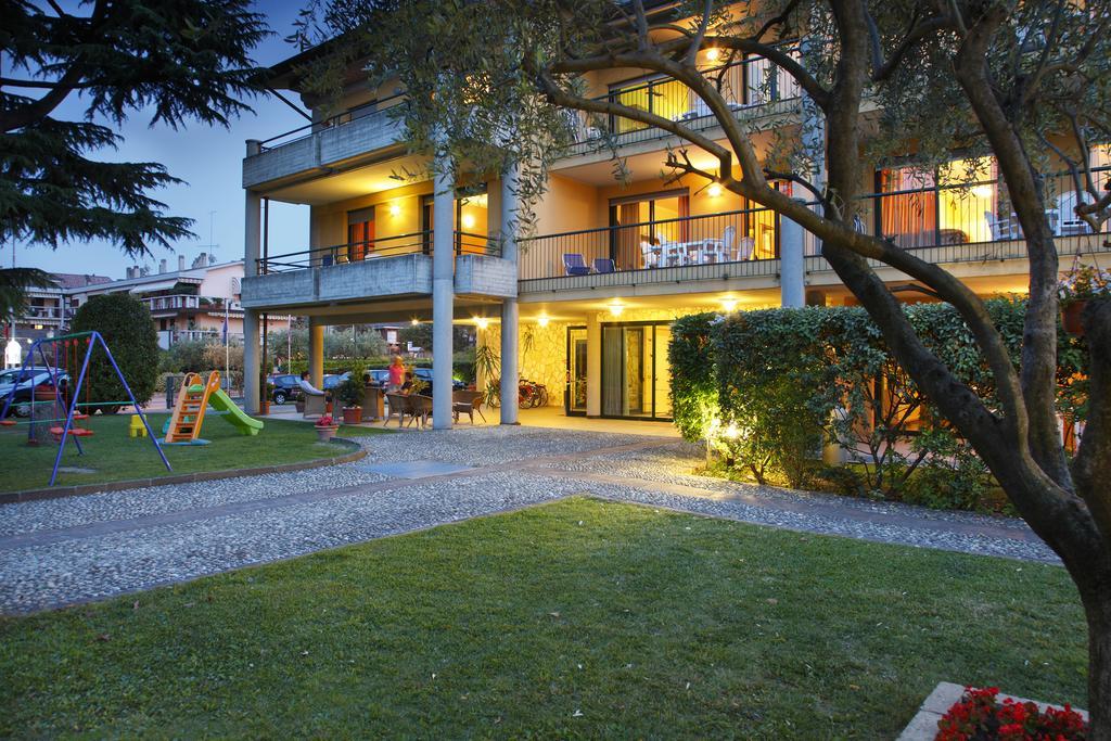 Residence Spiaggia D'Oro เดเซนซาโนเดลการ์ดา ภายนอก รูปภาพ