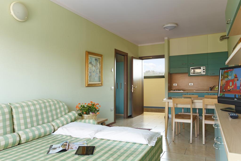 Residence Spiaggia D'Oro เดเซนซาโนเดลการ์ดา ภายนอก รูปภาพ